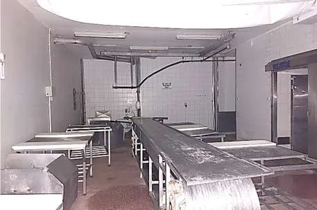 Sala rozbioru, stoły i tor podwieszany